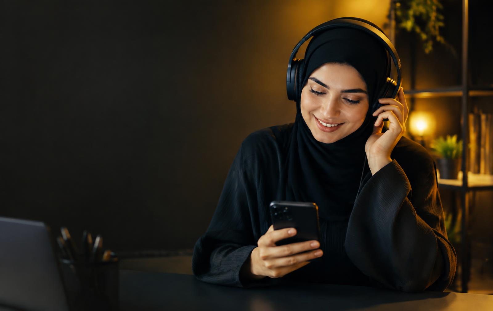 Teilnehmerin übt Deutsch mit Audio auf dem Smartphone